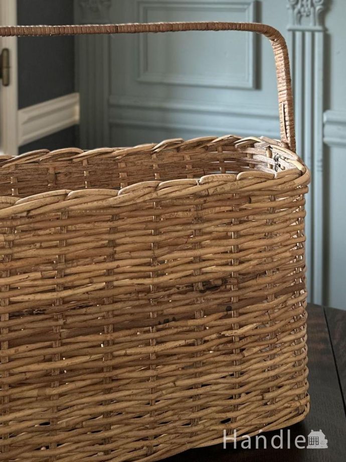 アンティーク調のラタンバスケット