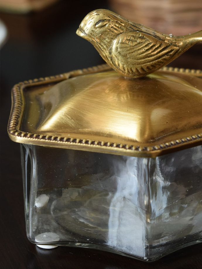 アンティーク風のおしゃれな小物入れ