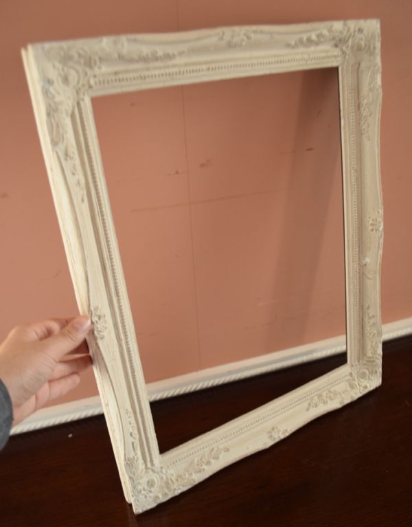 リビング雑貨　インテリア雑貨　壁のデコレーションを楽しむアンティーク風フレーム（ホワイト）。フラワーアレンジメントと合わせたり、大きめフレームなのでたっぷりディスプレイが出来ますね。(n7-083)