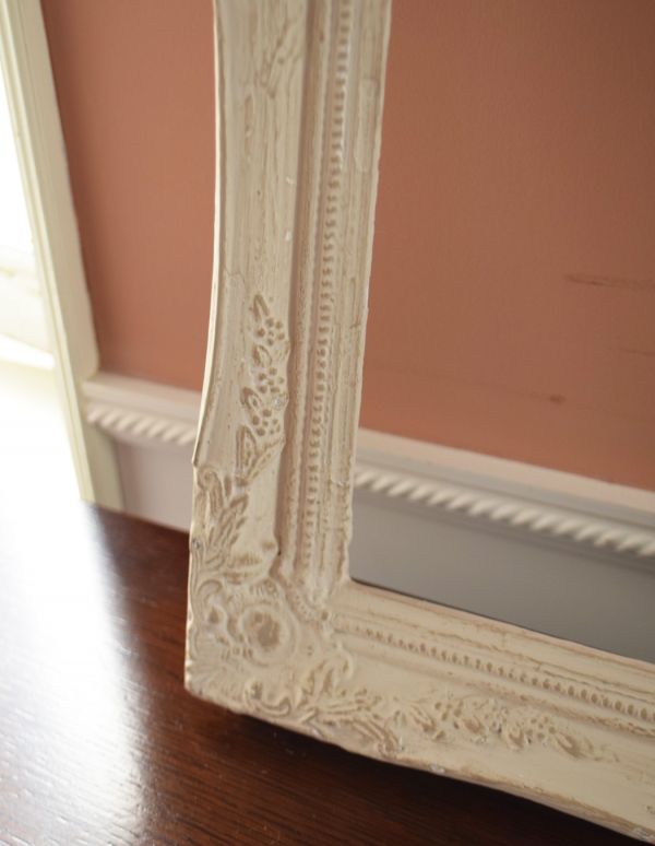リビング雑貨　インテリア雑貨　壁のデコレーションを楽しむアンティーク風フレーム（ホワイト）。「何だか物足りない…」そんなお部屋に飾ってみてください。(n7-083)