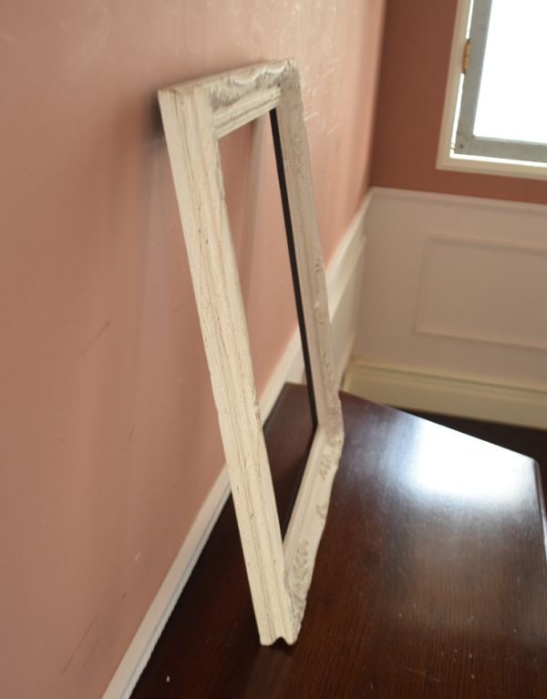 リビング雑貨　インテリア雑貨　壁のデコレーションを楽しむアンティーク風フレーム（ホワイト）。立体感のあるエレガントな装飾が華やかです。(n7-083)