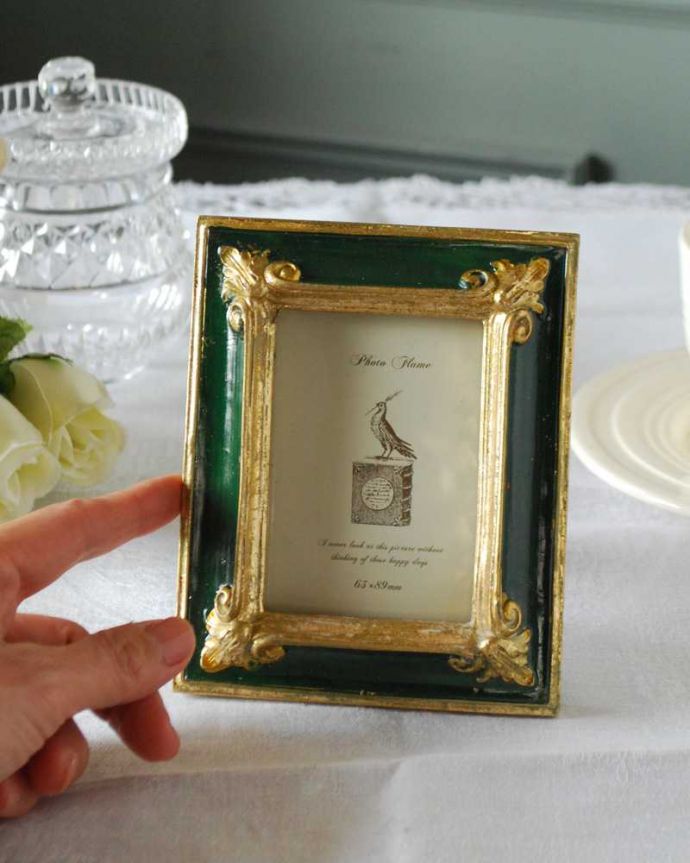 リビング雑貨　インテリア雑貨　装飾が美しいアンティーク風フォトフレーム（グリーン）。大きさはコレくらいちょこんと置ける大きさがなんとも可愛いフォトフレーム。(n7-142)