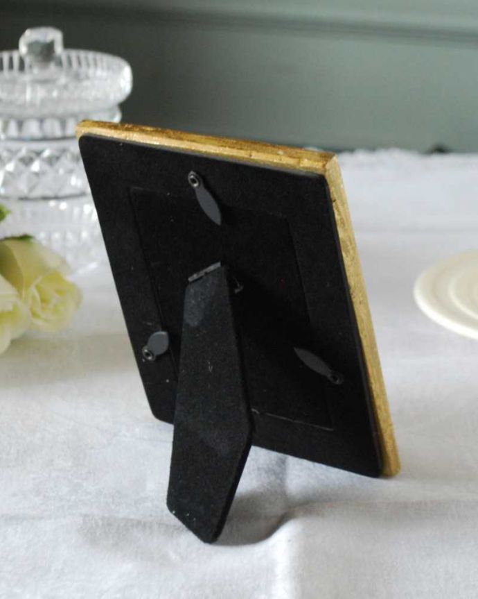 リビング雑貨　インテリア雑貨　装飾が美しいアンティーク風フォトフレーム（グリーン）。裏面はこんな感じ自立できるスタンド付き。(n7-142)