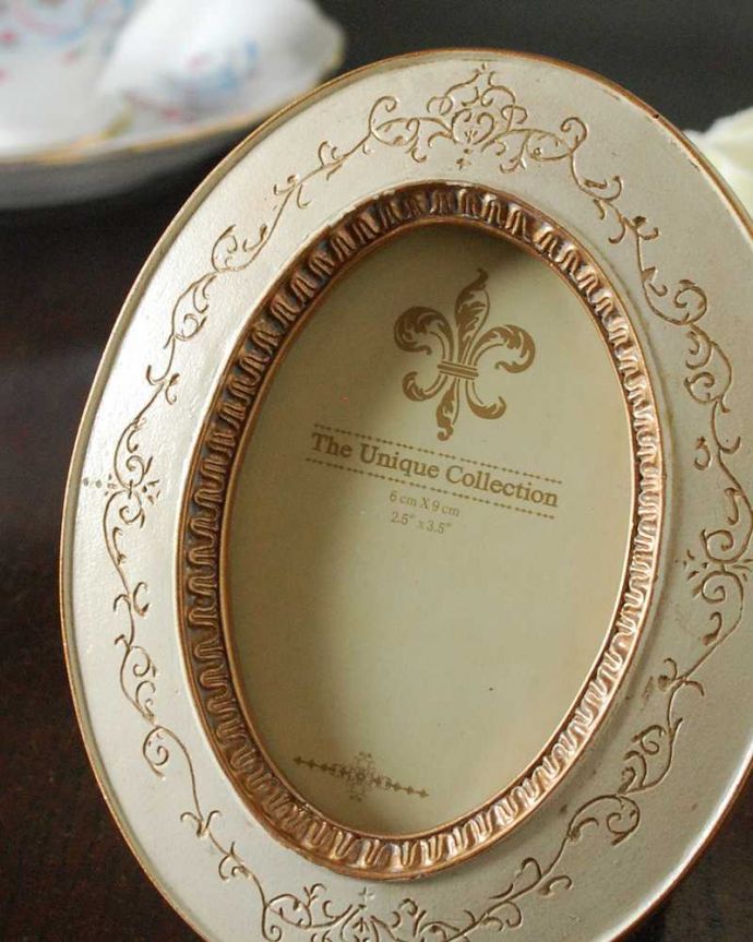 リビング雑貨　インテリア雑貨　アンティーク風のオーバルフォトフレーム。オシャレなディスプレイの必須アイテム中に写真を入れたり雑誌の切抜きを入れて置くだけ。(n7-143)