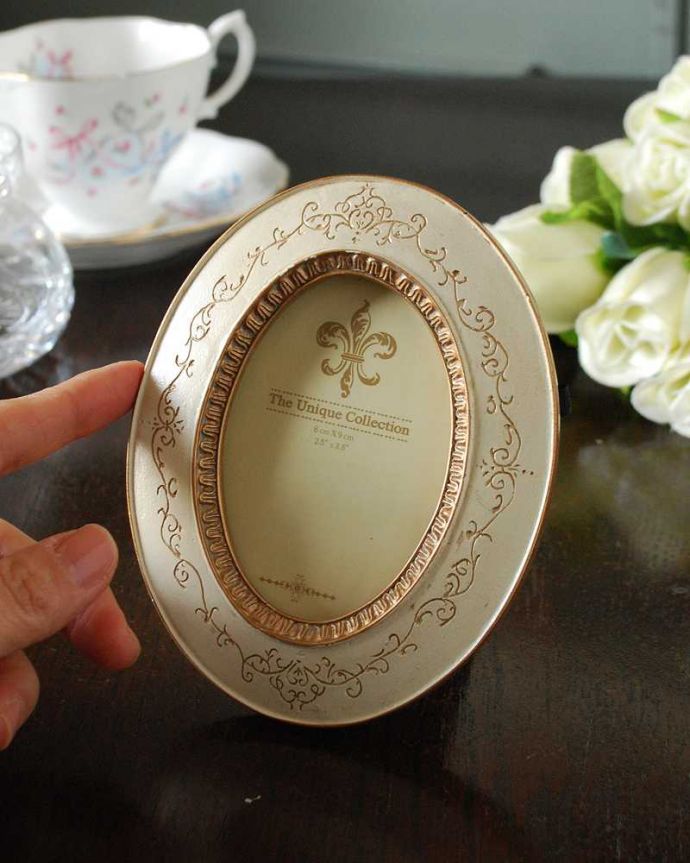 リビング雑貨　インテリア雑貨　アンティーク風のオーバルフォトフレーム。大きさはコレくらいちょこんと置ける大きさがなんとも可愛いフォトフレーム。(n7-143)