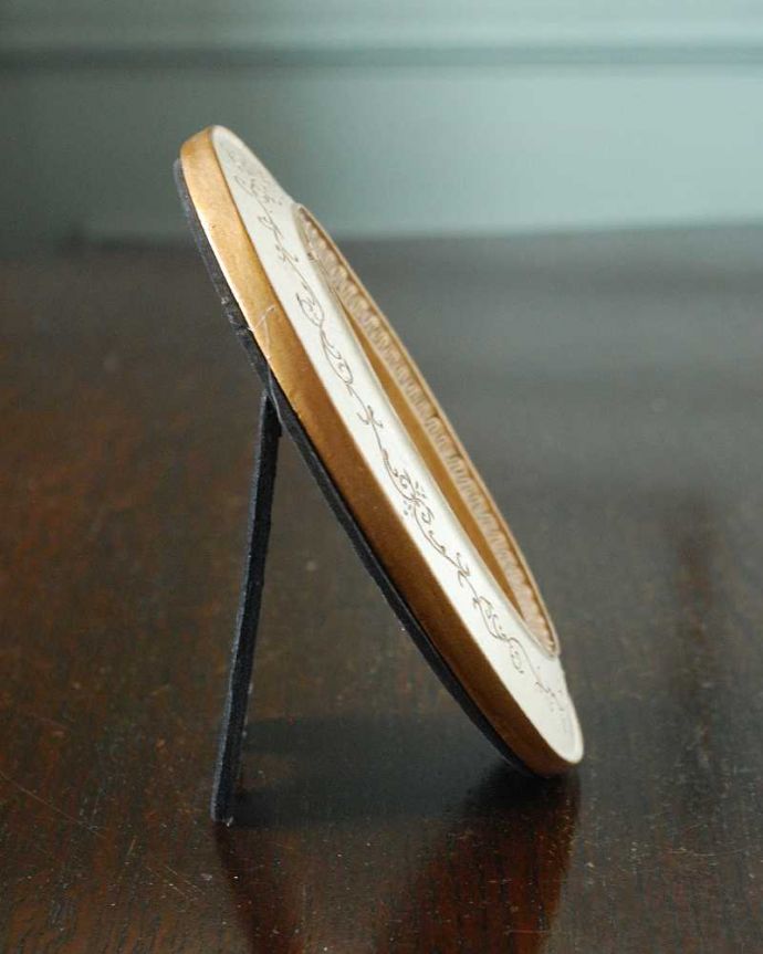 リビング雑貨　インテリア雑貨　アンティーク風のオーバルフォトフレーム。横から見ると･･･自立できるスタンド付きです。(n7-143)