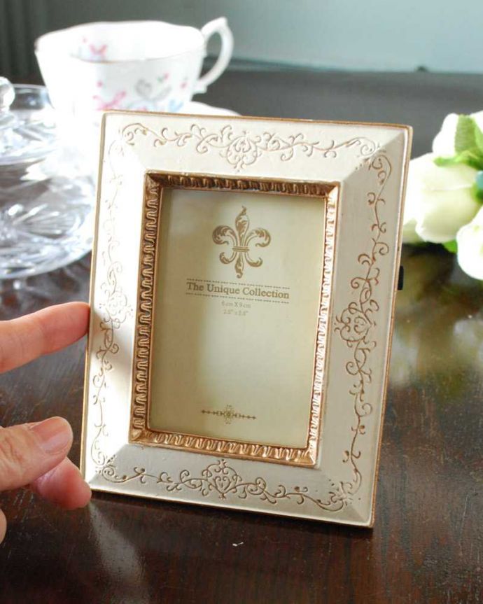 リビング雑貨　インテリア雑貨　アンティーク風のレクタングルフォトフレーム。大きさはコレくらいちょこんと置ける大きさがなんとも可愛いフォトフレーム。(n7-144)