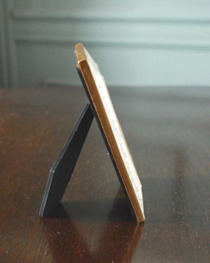 リビング雑貨　インテリア雑貨　アンティーク風のレクタングルフォトフレーム。横から見ると･･･自立できるスタンド付きです。(n7-144)