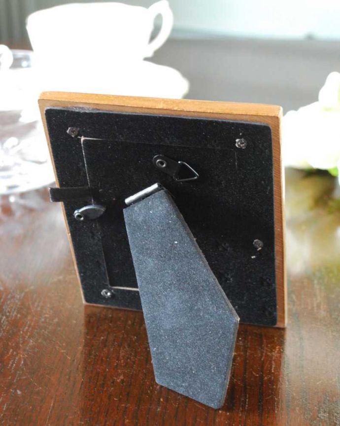 リビング雑貨　インテリア雑貨　アンティーク風のレクタングルフォトフレーム。裏面はこんな感じ写真や切抜きが中に入るようになっています。(n7-144)