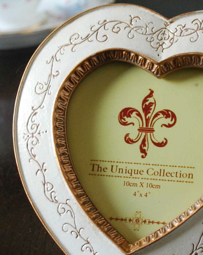 リビング雑貨　インテリア雑貨　アンティーク風のハートフォトフレーム。オシャレなディスプレイの必須アイテム中に写真を入れたり雑誌の切抜きを入れて置くだけ。(n7-145)