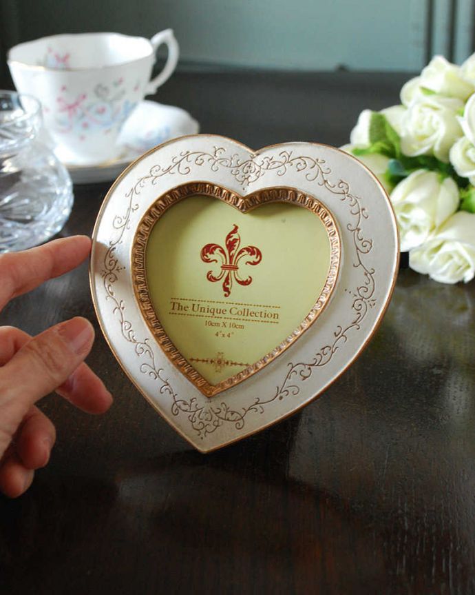 リビング雑貨　インテリア雑貨　アンティーク風のハートフォトフレーム。大きさはコレくらいちょこんと置ける大きさがなんとも可愛いフォトフレーム。(n7-145)