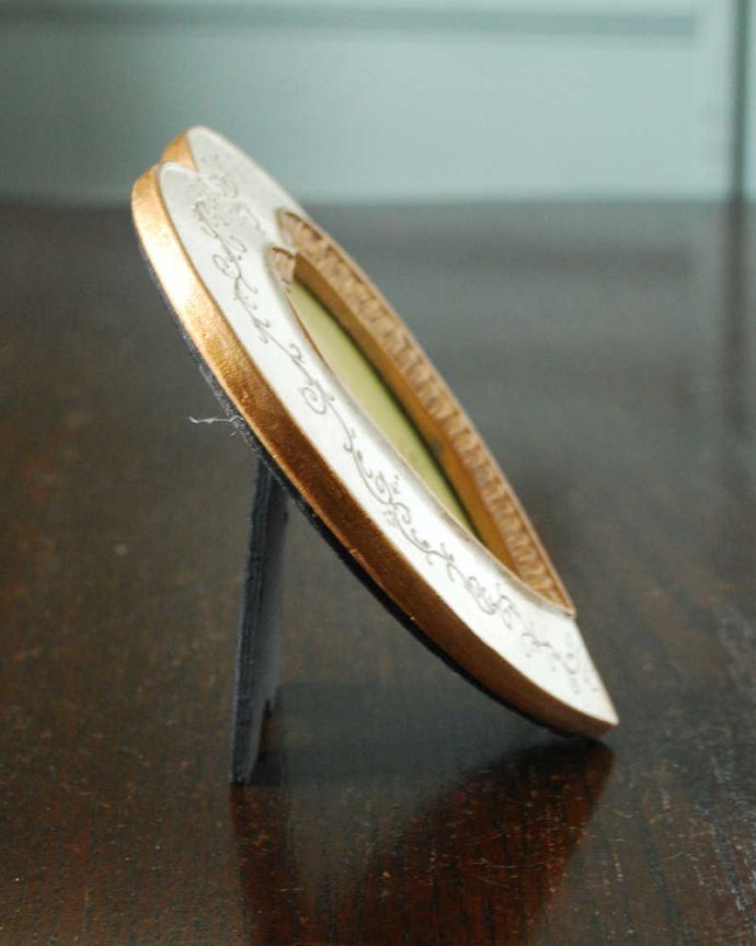 リビング雑貨　インテリア雑貨　アンティーク風のハートフォトフレーム。横から見ると･･･自立できるスタンド付きです。(n7-145)