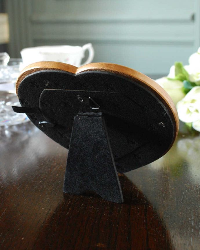 リビング雑貨　インテリア雑貨　アンティーク風のハートフォトフレーム。裏面はこんな感じ写真や切抜きが中に入るようになっています。(n7-145)