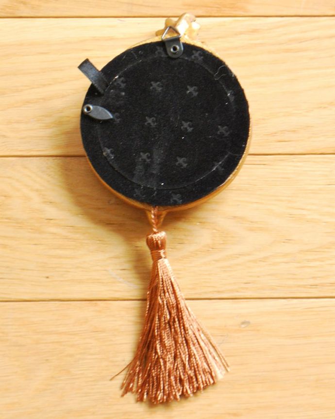 リビング雑貨　インテリア雑貨　アンティーク風に仕上げたフランス風のミニフレーム（タッセル付き）。裏面はこんな感じです。(n7-181)