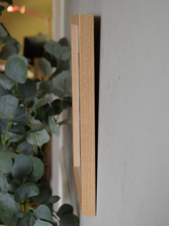 アートフレームを壁に掛けると