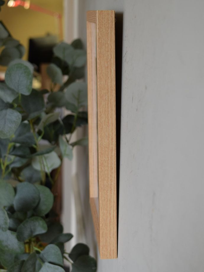 アートフレームを壁に掛けると