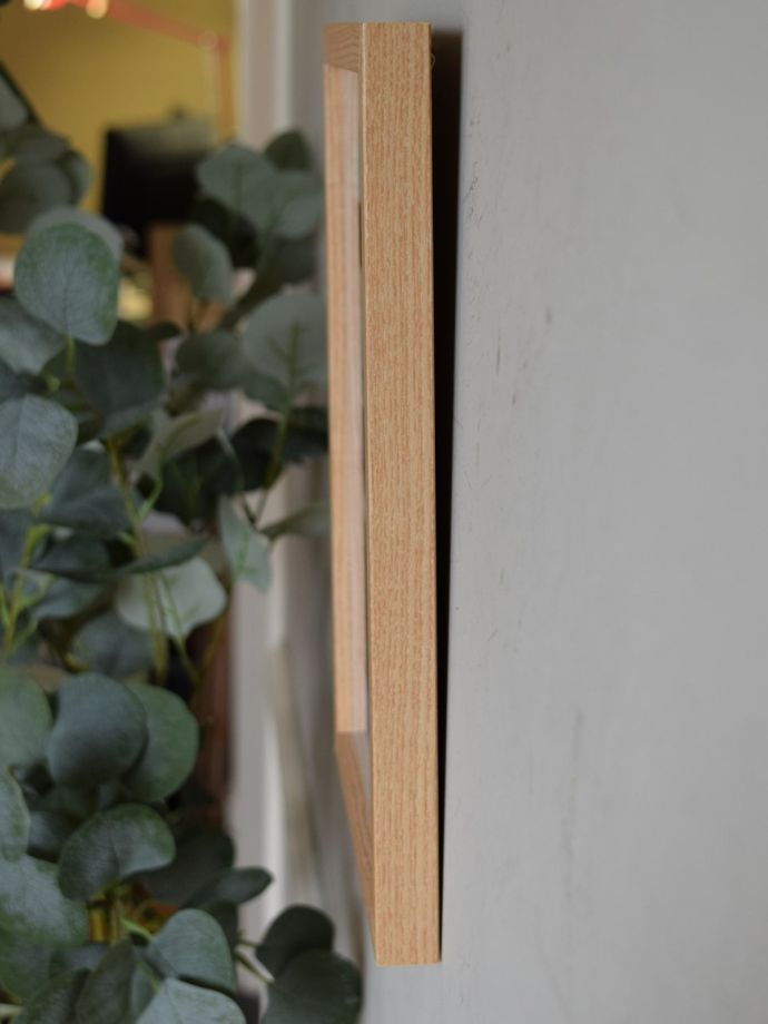 アートフレームを壁に掛けると