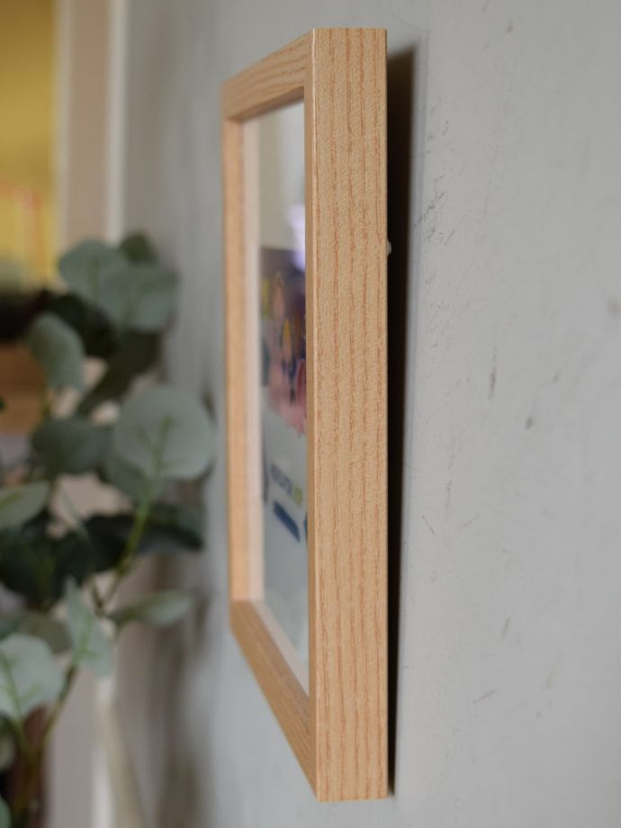 アートフレームを壁に掛けると