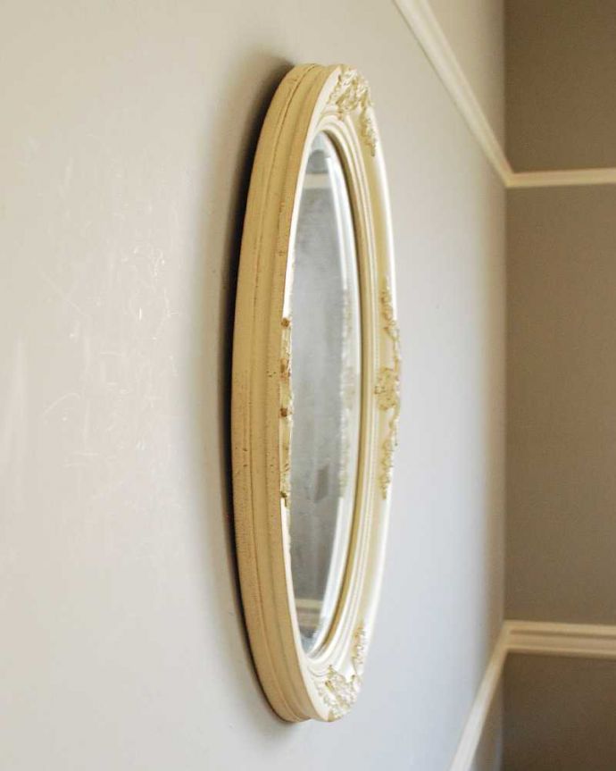 ミラー・時計 インテリア雑貨 アンティーク調のウォールミラー(オーバル・アイボリー)。横から見ると・・・もちろん、横から見てもキレイに仕上がっているので、いろんな場所に掛けて使って下さい。(n8-008)