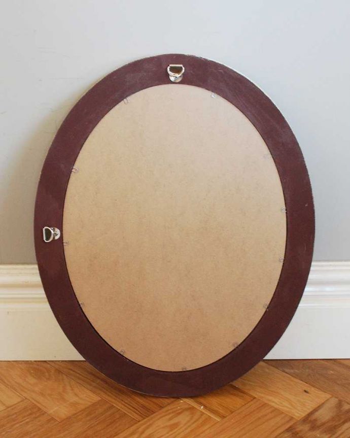 ミラー・時計 インテリア雑貨 アンティーク調のウォールミラー(オーバル・アイボリー)。後ろから見ると・・・壁に取り付けて使って下さい。(n8-008)