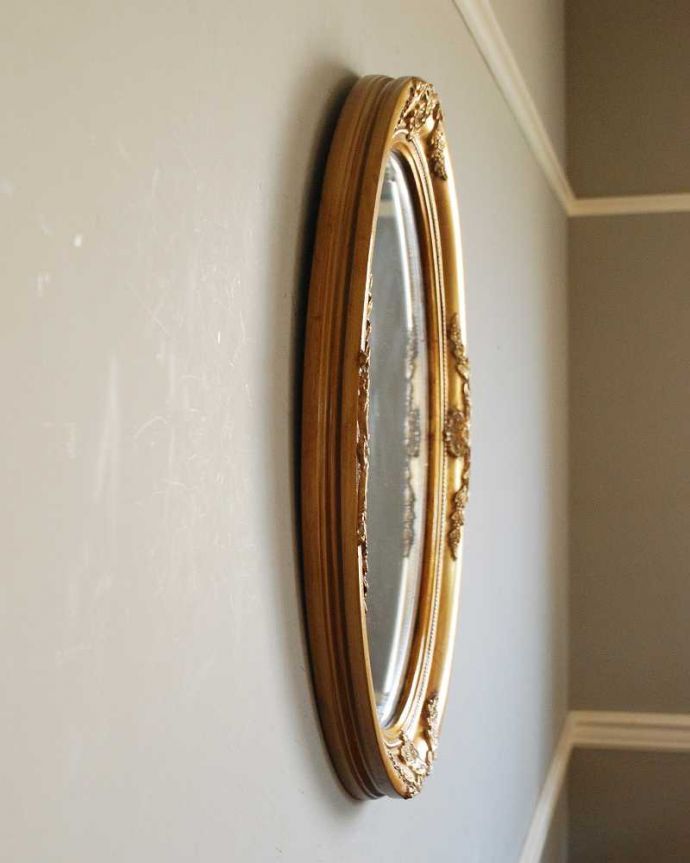 ミラー・時計　インテリア雑貨　アンティーク調のウォールミラー(オーバル・ゴールド)。横から見ると･･･もちろん、横から見てもキレイに仕上がっているので、いろんな場所に掛けて使って下さい。(n8-009)