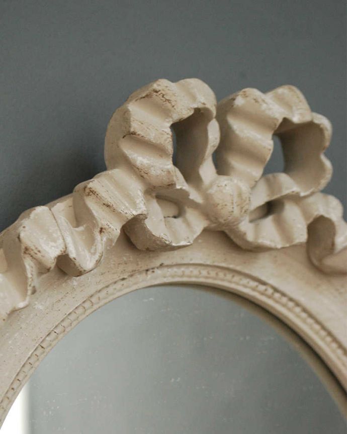 ミラー・時計 インテリア雑貨 リボンが可愛いフランスのアンティーク風のオーバルミラー(ラフィネ・リュバンS)。フレンチスタイルのアンティーク風ミラー一瞬でお姫様気分にしてくれる美しいミラー。(n8-045)