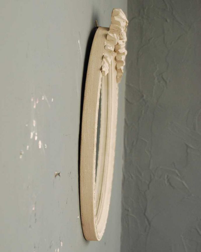 ミラー・時計 インテリア雑貨 リボンが可愛いフランスのアンティーク風のオーバルミラー(ラフィネ・リュバンM)。横から見ると・・・壁に取り付けて使って下さい。(n8-046)