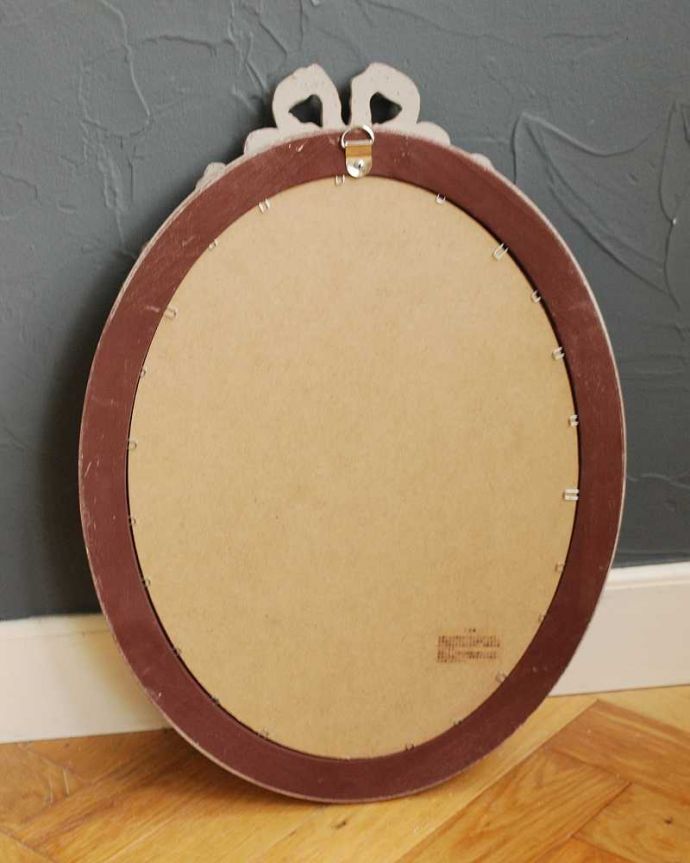 ミラー・時計 インテリア雑貨 リボンが可愛いフランスのアンティーク風のオーバルミラー(ラフィネ・リュバンM)。後ろから見ると・・・新品のミラーが入っていますので、安心してお使い頂けます。(n8-046)