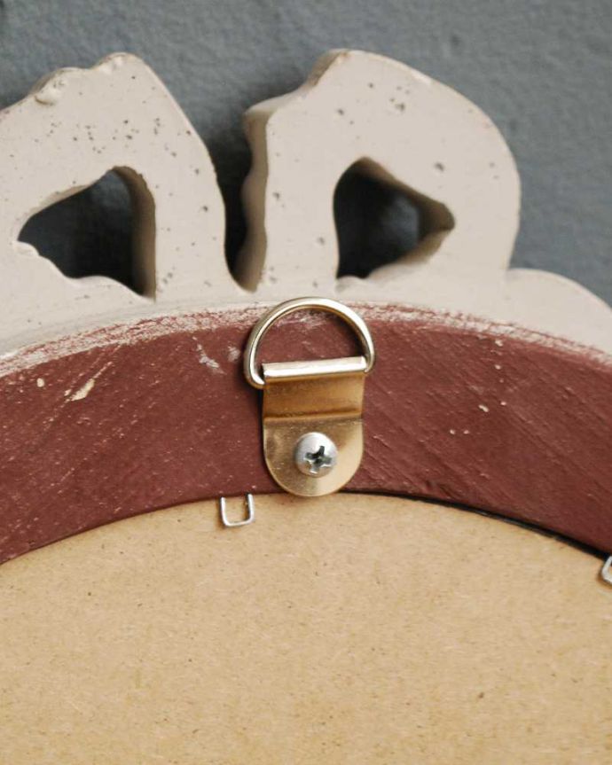 ミラー・時計 インテリア雑貨 リボンが可愛いフランスのアンティーク風のオーバルミラー(ラフィネ・リュバンM)。取り付け金具が付いています裏側には金具が付けてあるので、ビスに引っ掛けて壁に取り付け出来ます。(n8-046)