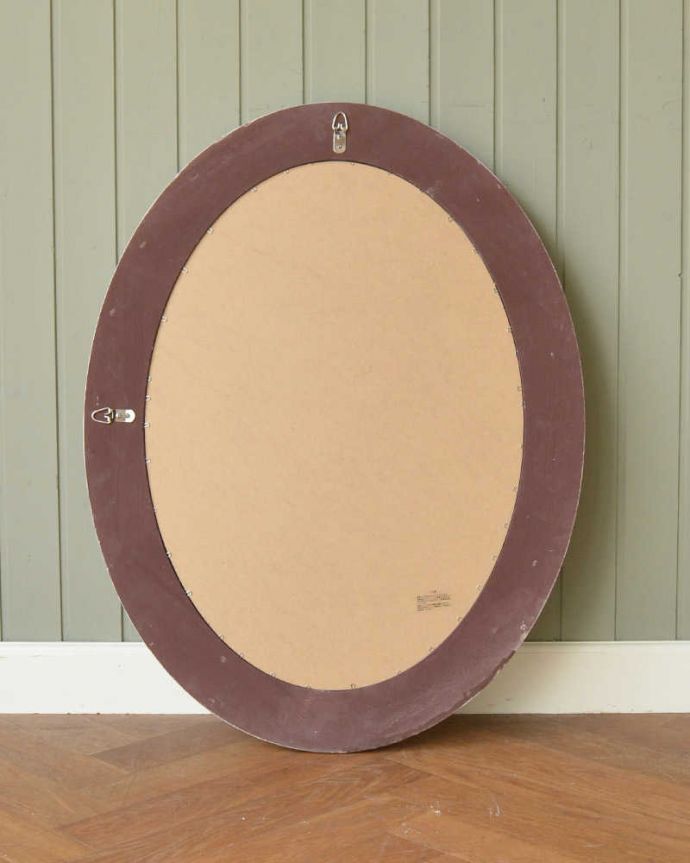 ミラー・時計　インテリア雑貨　アンティーク風オーバルタイプのウォールミラー（L・パティネ）。後ろから見ると･･･裏に金具が付いているので、カンタンに壁に取り付け出来ます。(n8-050)