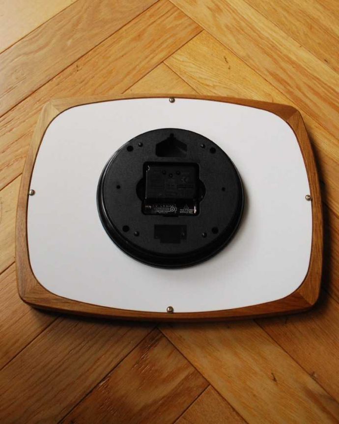 アンティーク その他の雑貨　インテリア雑貨　ほっこりとした優しい雰囲気の天然木時計（掛け時計）。裏から見ると･･･単三電池1個で動きます。(n8-052)