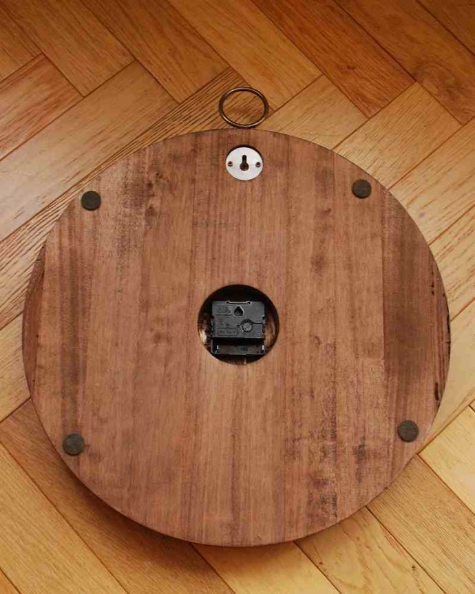 ミラー・時計　インテリア雑貨　キラッと輝くゴールドの装飾×木製のアンティーク風掛け時計。裏から見ると･･･単三電池1個で動きます。(n8-070)