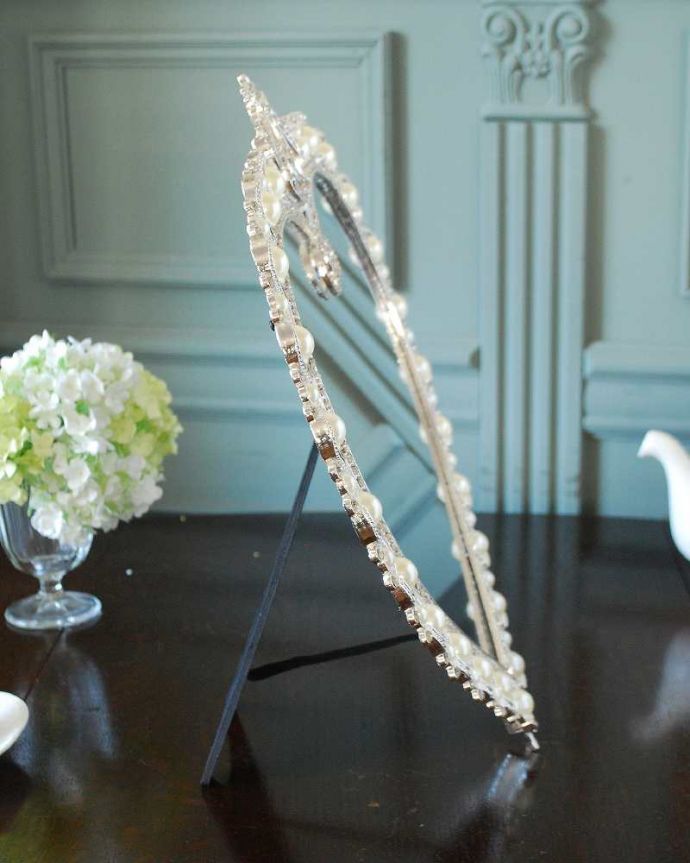 ミラー・時計 インテリア雑貨 ダイヤとパールのモチーフが女性らしいハートの形のスタンドミラー。横から見ると・・・自立できるスタンド付きです。(n8-073)