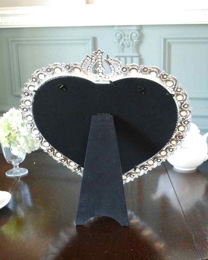 ミラー・時計 インテリア雑貨 ダイヤとパールのモチーフが女性らしいハートの形のスタンドミラー。裏から見ると・・・裏面はこんな感じです。(n8-073)