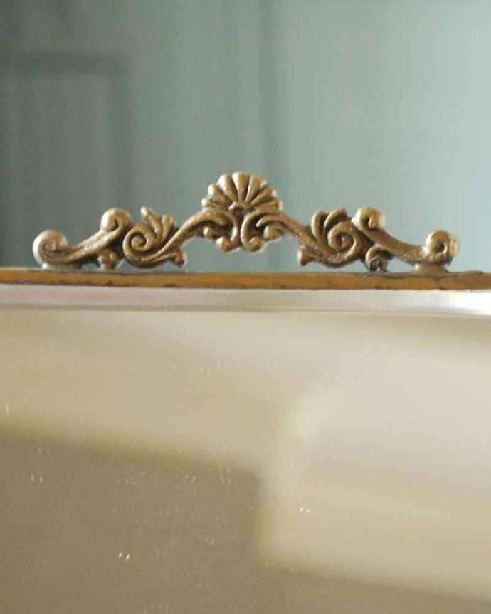 ミラー・時計　インテリア雑貨　アンティーク加工でオシャレに仕上がったアクセサリーボックス付きのスタンドミラー。アンティーク調の美しいモールディング真鍮製なので、使っていくごとに味わい深い色合いに変化していきます。(n8-074)