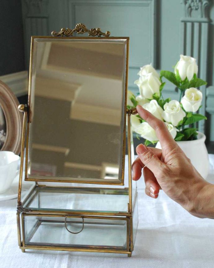 ミラー・時計　インテリア雑貨　アンティーク加工でオシャレに仕上がったアクセサリーボックス付きのスタンドミラー。置くだけであっという間にドレッサーアクセサリーボックスまで付いた、ミラー付きボックス。(n8-074)