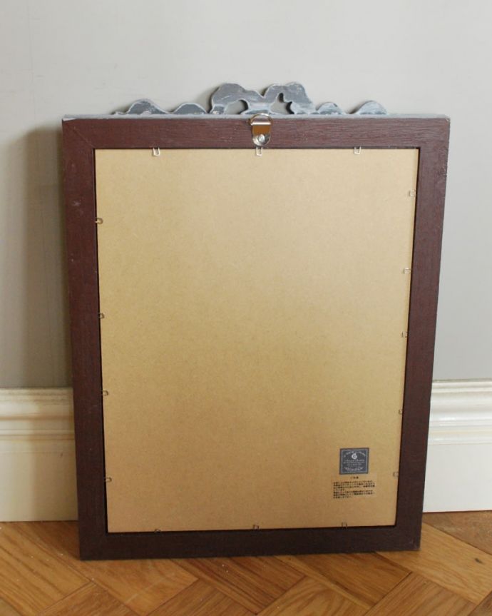 ミラー・時計　インテリア雑貨　アンティーク調のおしゃれな鏡、リボンが可愛いレクタングルのウォールミラー　後ろから見ると･･･裏に金具が付いているので、カンタンに壁に取り付け出来ます。(n8-081)