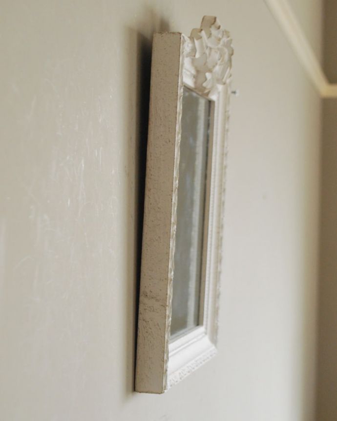 ミラー・時計　インテリア雑貨　アンティーク調のおしゃれな鏡、リボンが可愛いレクタングルのウォールミラー（Ｓ）　横から見ると･･･気軽に壁に取り付け出来るサイズです。(n8-082)