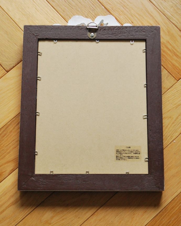 ミラー・時計　インテリア雑貨　アンティーク調のおしゃれな鏡、リボンが可愛いレクタングルのウォールミラー（Ｓ）　後ろから見ると･･･裏に金具が付いているので、カンタンに壁に取り付け出来ます。(n8-082)