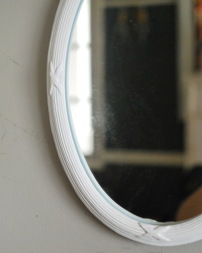 インテリア雑貨 アンティーク風オーバルタイプのウォールミラー(L・パティネ)。お部屋のインテリアとして楽しめます実用的なミラーとしてはもちろん、美しいデザインは壁に掛けるだけでまるで絵画のような雰囲気。(n8-050)