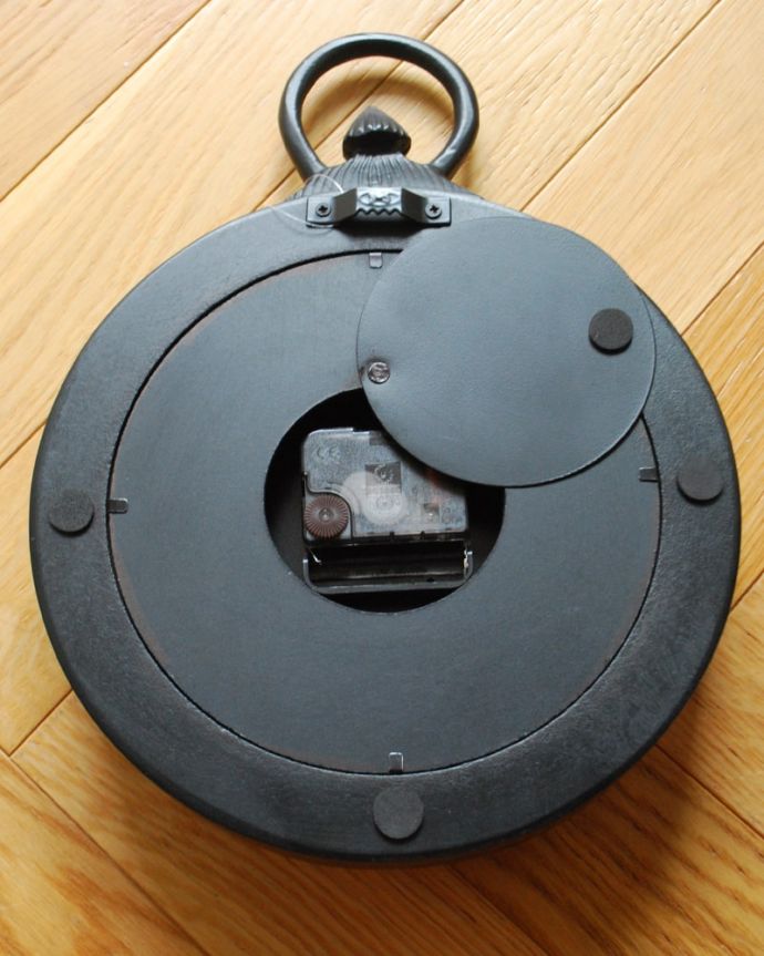 ミラー・時計　インテリア雑貨　アンティーク調のお洒落なウォールクロック（掛け時計）　裏から見ると･･･単三電池1個で動きます。(n8-089)