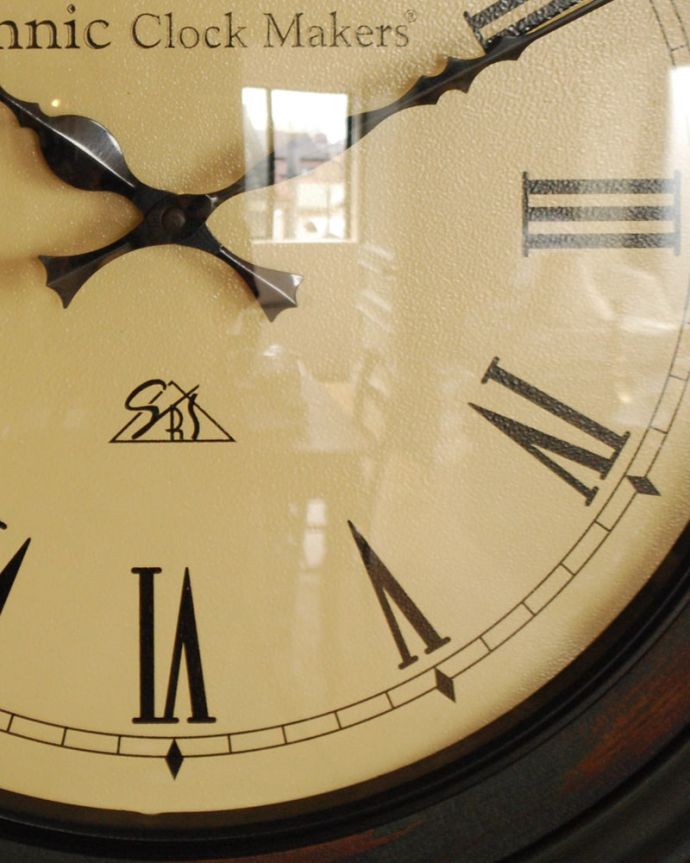 ミラー・時計　インテリア雑貨　時計　キラッと輝く高級感あふれる真鍮時計の周りがぬくもりある天然木なので、あたたかみがあって、ほっこりした雰囲気のお部屋作りにピッタリです。(n8-088)