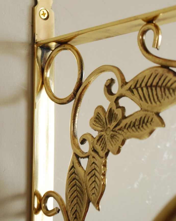 ミラー・時計　インテリア雑貨　アンティーク調のおしゃれな時計、キラッと輝く真鍮製の壁掛け時計　高級感たっぷりの真鍮製真鍮製なので、使っていくごとに味わい深い色合いに変化していきます。(n8-095)