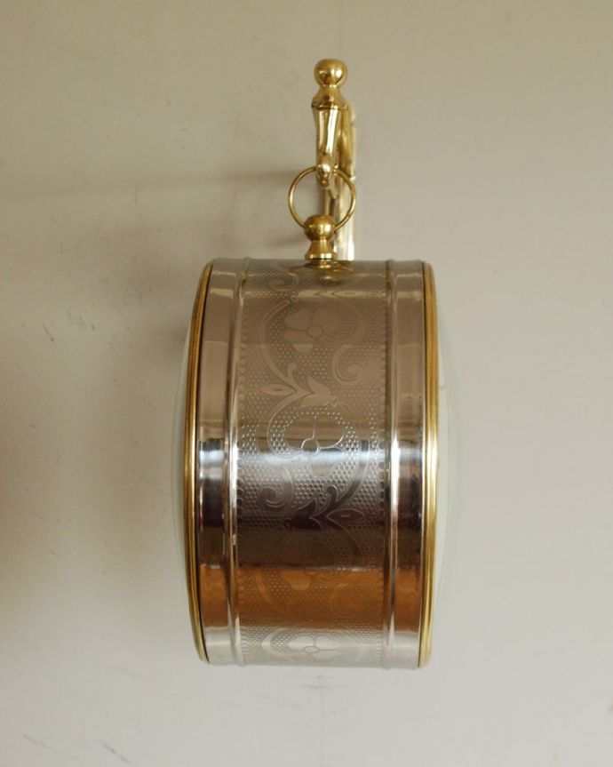 ミラー・時計　インテリア雑貨　時計　横から見ると･･･サイドの部分も凝ったデザインになっています。(n8-095)