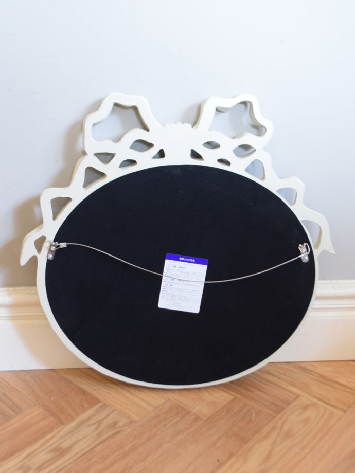 ウォールミラーの後ろ姿