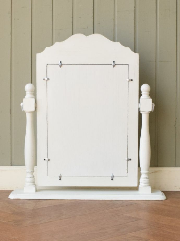 スタンドミラーの後ろ姿