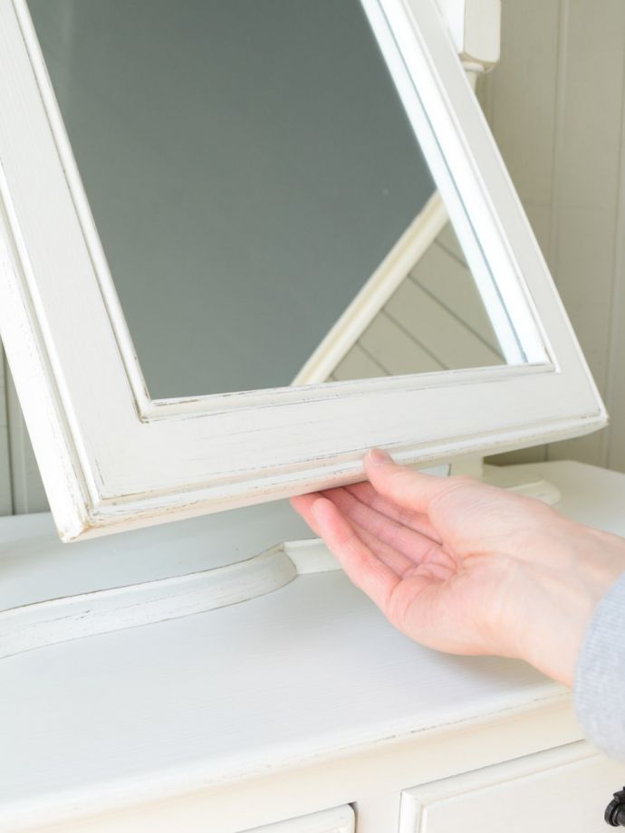 アンティーク調のスタンドミラー