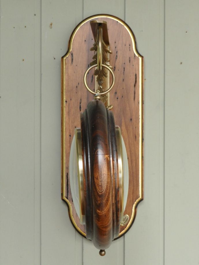 壁かけ時計の側面