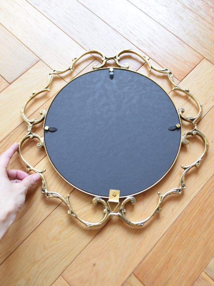 ウォールミラーの後ろ姿