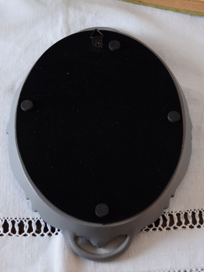 壁掛けフックがついています